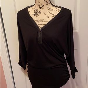 V-neck zip, side rouched 3/4 sleeve shirt